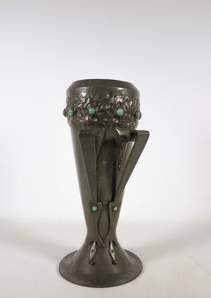 Nieuwe Kunst - Tinnen vaas met oren en groene knoppen kopen? Bied vanaf 1!