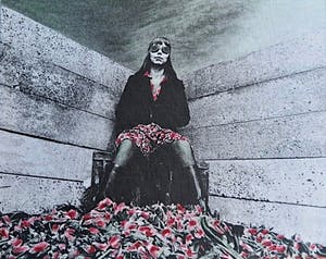 Jan Stijnman - Vrouw met rode tulpen tussen beton-Absurdistisch Foto Handingeschilderd-In lijst kopen? Bied vanaf 10!