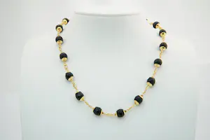 Acheter74 - 18 karaat geel gouden collier met zwarte facet geslepen kralen? Enchérissez de 335!