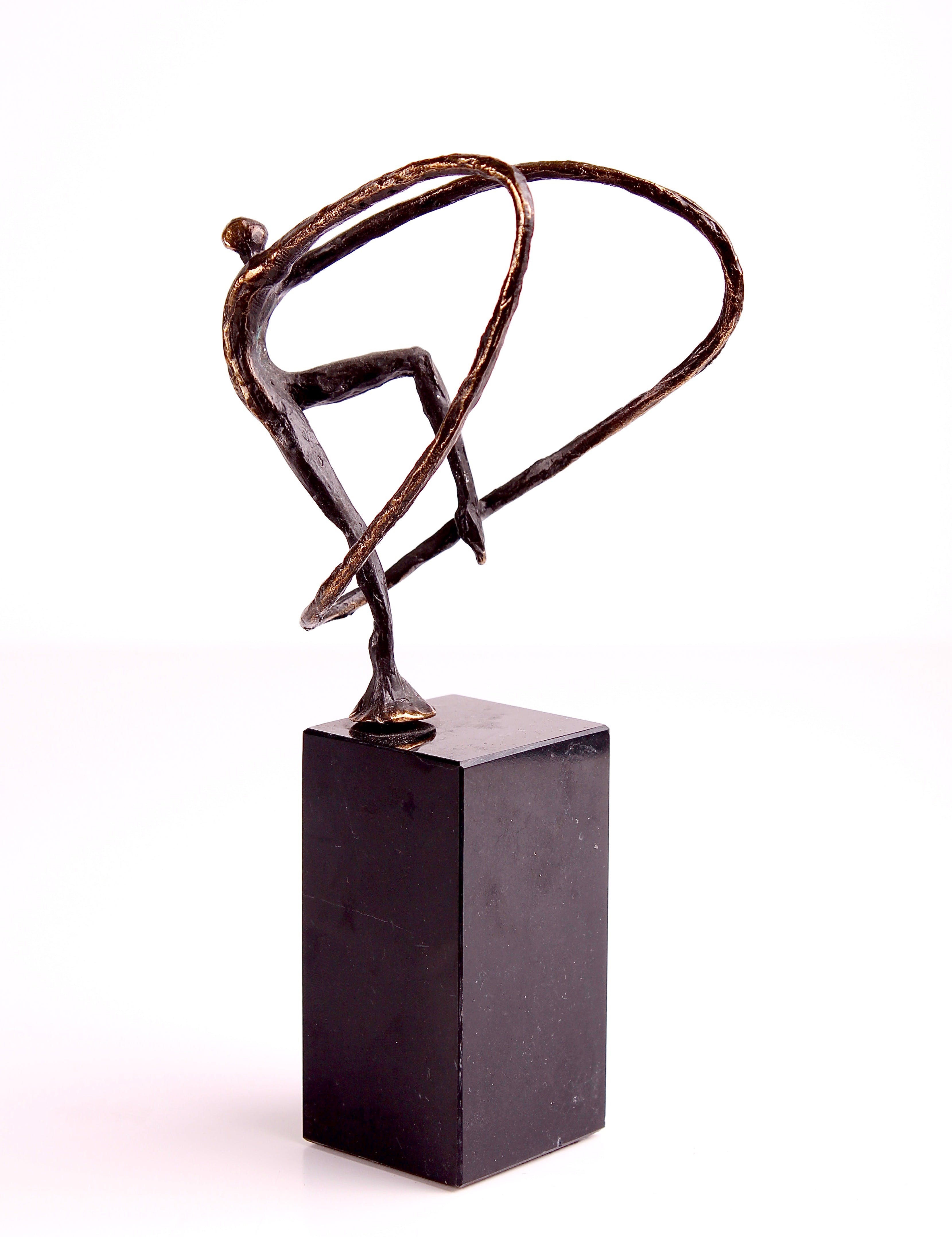 Corry Ammerlaan - van Niekerk - Verbronsd beeld 'Touwtje springen' op natuurstenen voet kopen? Bied vanaf 24!