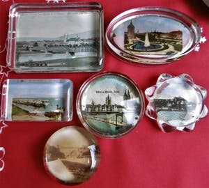 Curiosa - 6 antieke presse-papiers met voorstellingen kopen? Bied vanaf 1!