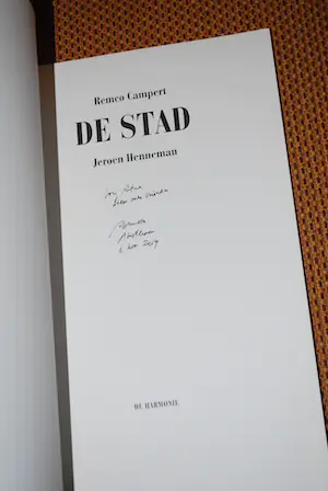 Jeroen Henneman - De Stad - gesigneerd met opdracht door Remco Campert - 1e druk 2014 kopen? Bied vanaf 50!
