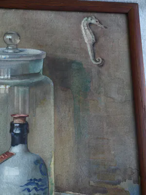 Niet of onleesbaar gesigneerd - Ingelijste aquarel , Stilleven met fles, pot, theedoek en zeepaardje - 1940 kopen? Bied vanaf 1!