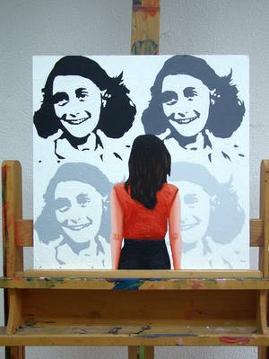 Gerard Boersma - Anne Frank (Vrouw kijkend naar portret van Anne Frank) kopen? Bied vanaf 200!
