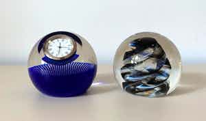 Niet of onleesbaar gesigneerd - Presse papier klok + presse papier Alastair Macintosh -Caithness verkocht voor € 1!