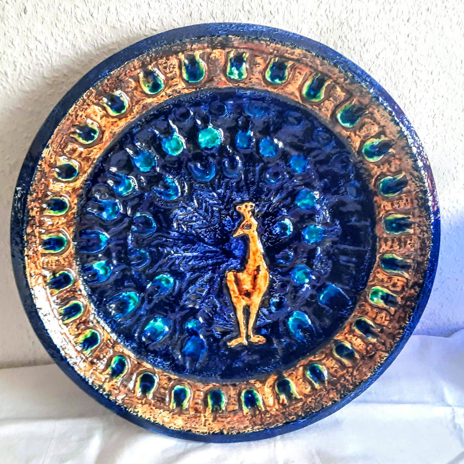 West Germany Ceramano - Wandteller Keramik mit Pfauenmotiv Mid-Century 1960er Jahre Größe 44 cm kopen? Bied vanaf 140!