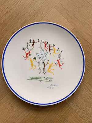 Pablo Picasso - Vredesduif met dansende figuren kopen? Bied vanaf 65!