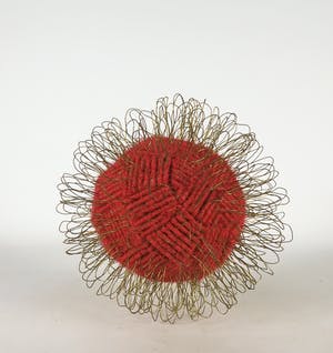 Niet of onleesbaar gesigneerd - Lot van twee textiele bollen met metalen haartjes kopen? Bied vanaf 1!