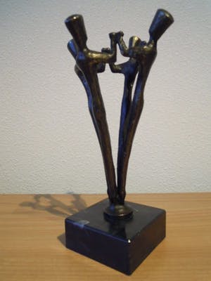 Brons (Onbekend) - Prachtig bronzen beeld met 4 personen in een kring. kopen? Bied vanaf 20!
