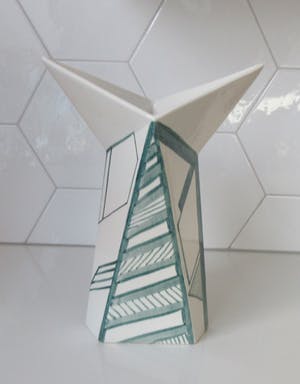 Niet of onleesbaar gesigneerd - Avantgardisctische keramische vaas met lijndecoratie kopen? Bied vanaf 10!