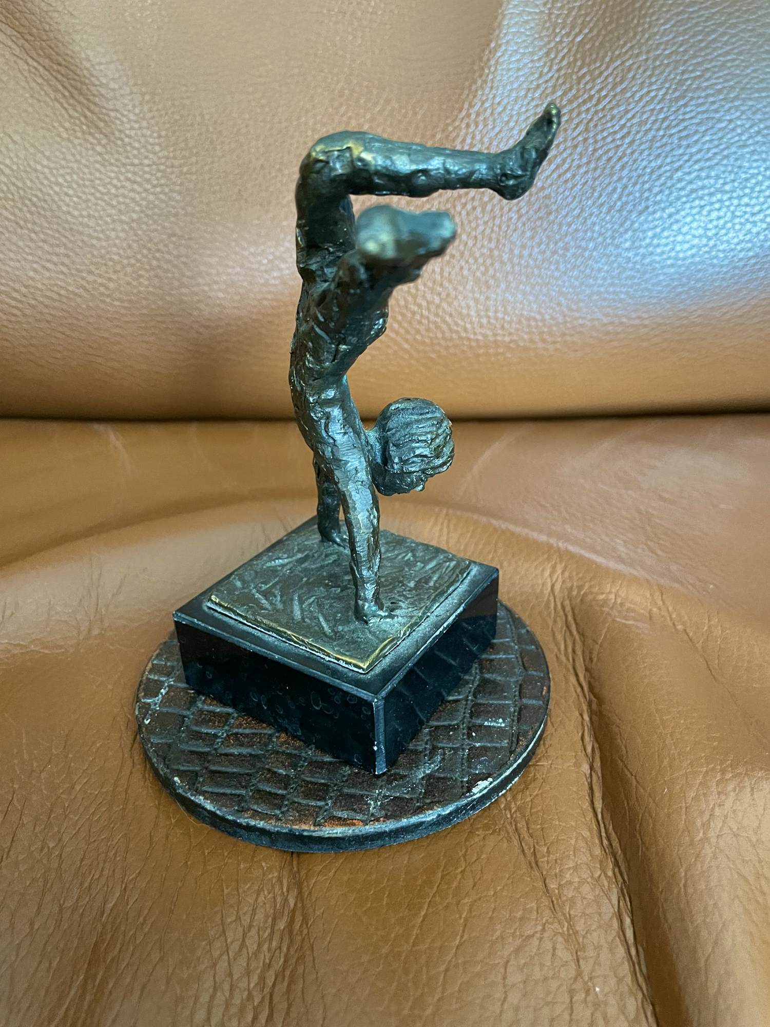 Brons (Onbekend) - Prachtig beeldje - Kind dat handstand doet kopen? Bied vanaf 30!