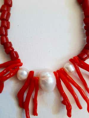 Niet of onleesbaar gesigneerd - Collier echt Bloedkoraal en echt Parels verkocht voor € 1!