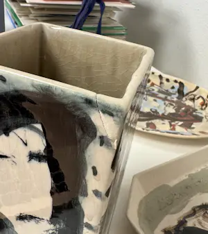 Dominique Chan - Beschilderd keramiek, Set van twee schalen en vaasje kopen? Bied vanaf 100!