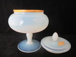 Niet of onleesbaar gesigneerd - Opaline vaas/bonbonnière kopen? Bied vanaf 1!