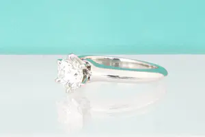 49 - Tiffany & Co. Platina solitairring gezet met 0.75 crt diamant kopen? Bied vanaf 3000!