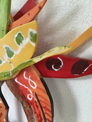 Niet of onleesbaar gesigneerd - Houten kleurrijk sculptuur van vogel kopen? Bied vanaf 1!