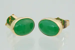 74 - Een paar elegante 14krt geel gouden oorstekers met groene stenen kopen? Bied vanaf 130!