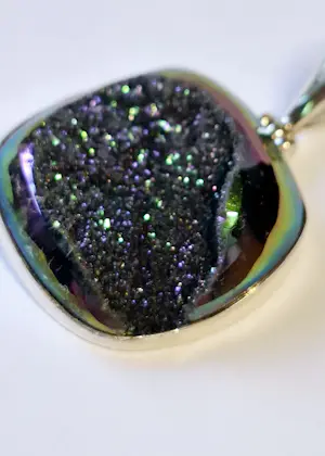 Regenboogniobium titanium druzy-hanger, kopen? Bied vanaf 40!