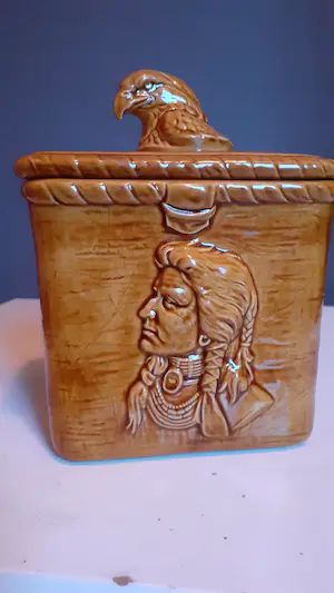 AcheterNiet of onleesbaar gesigneerd - Native Indian tabakspot USA Choctaw indians Oklahoma? Enchérissez de 1!
