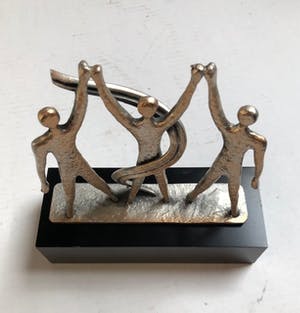 Brons (Onbekend) - Personen op Podium - Beeld kopen? Bied vanaf 1!