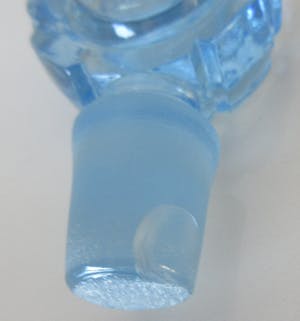 Niet of onleesbaar gesigneerd - Blauw persglazen art deco likeurkarafje en drie glaasjes kopen? Bied vanaf 1!