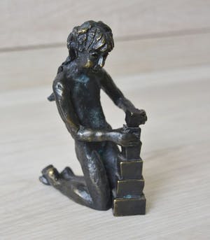 Astrid Veldhuyzen-Koppen - beeldje- ( spelenderwijs) verbronst. / lage beginprijs kopen? Bied vanaf 1!