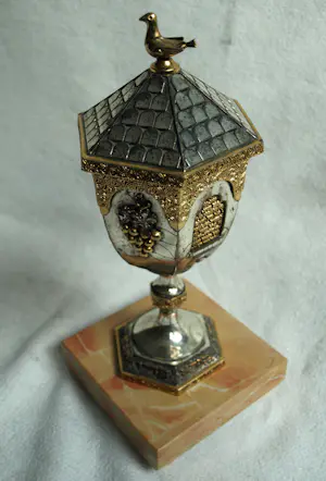 Frank Meisler - Kiddush cup in goud- en zilverkleur met "Duif"-motief, op sokkel – Hoogte 25 cm kopen? Bied vanaf 200!