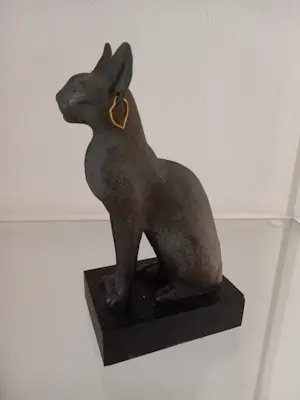 Meta Dame - Zittende poes met oorringen kopen? Bied vanaf 1!
