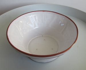 Niet of onleesbaar gesigneerd - Rood Aardewerken kom met wit glazuur en incisiedecor van verschillende dieren kopen? Bied vanaf 1!