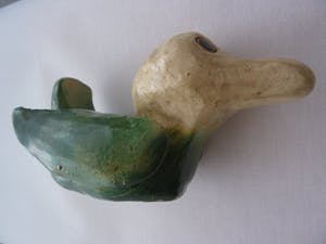 Niet of onleesbaar gesigneerd - "Th" gesigneerd - keramieke watervogel eend met zwarte ogen kopen? Bied vanaf 1!