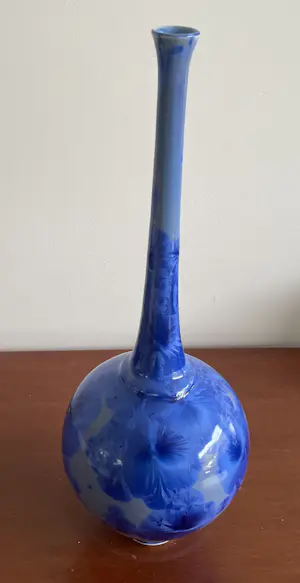 Willy van Bussel - Twee porseleinen flesvazen uitgevoerd in blauw kristallijn glazuur kopen? Bied vanaf 375!