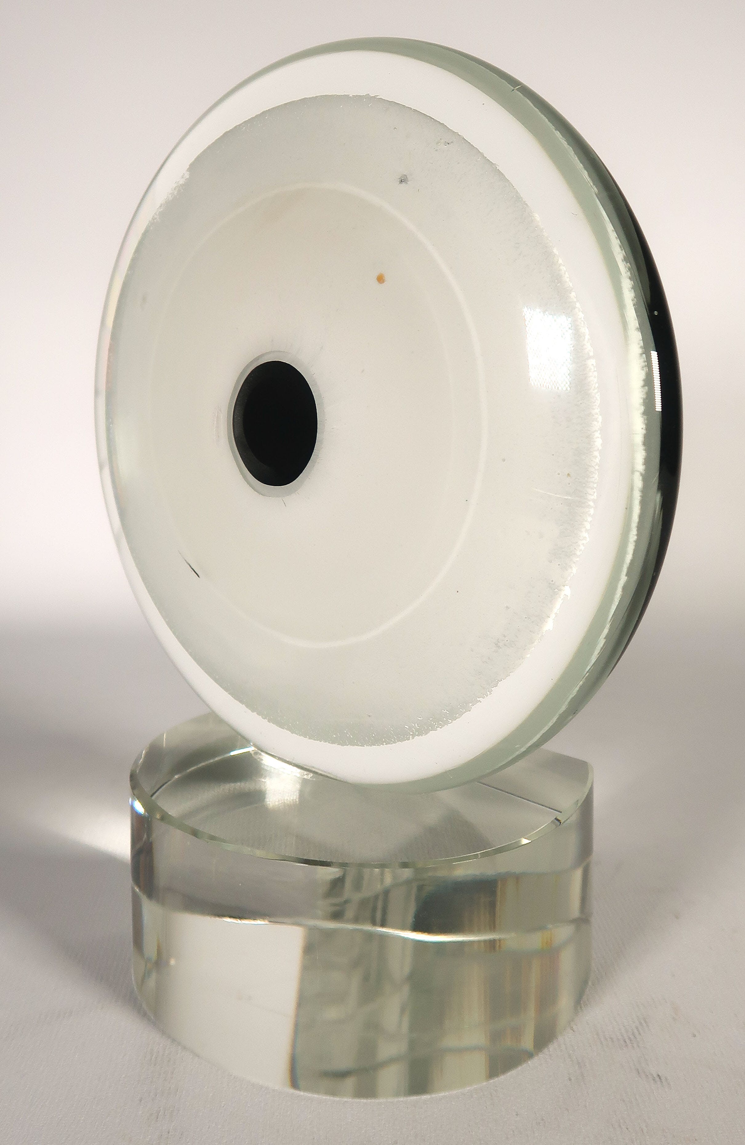 Niet of onleesbaar gesigneerd - Glas, Oog op voet kopen? Bied vanaf 1!