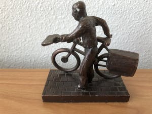Brons (Onbekend) - Prachtig beeld van een postbode / krantenbezorger met zijn fiets. kopen? Bied vanaf 1!