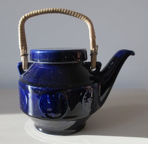 Niet of onleesbaar gesigneerd - WAKU diep blauwe aardewerken theepot met rieten hengsel kopen? Bied vanaf 1!