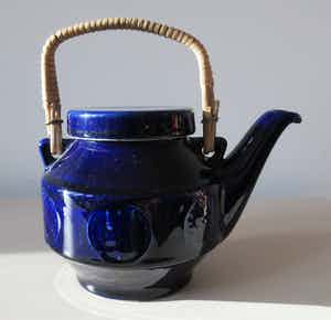 Niet of onleesbaar gesigneerd - WAKU diep blauwe aardewerken theepot met rieten hengsel verkocht voor € 1!