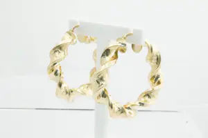 12- paar 14 Krt gouden geblazen & "gedraaide" oorringen - meander motief kopen? Bied vanaf 290!