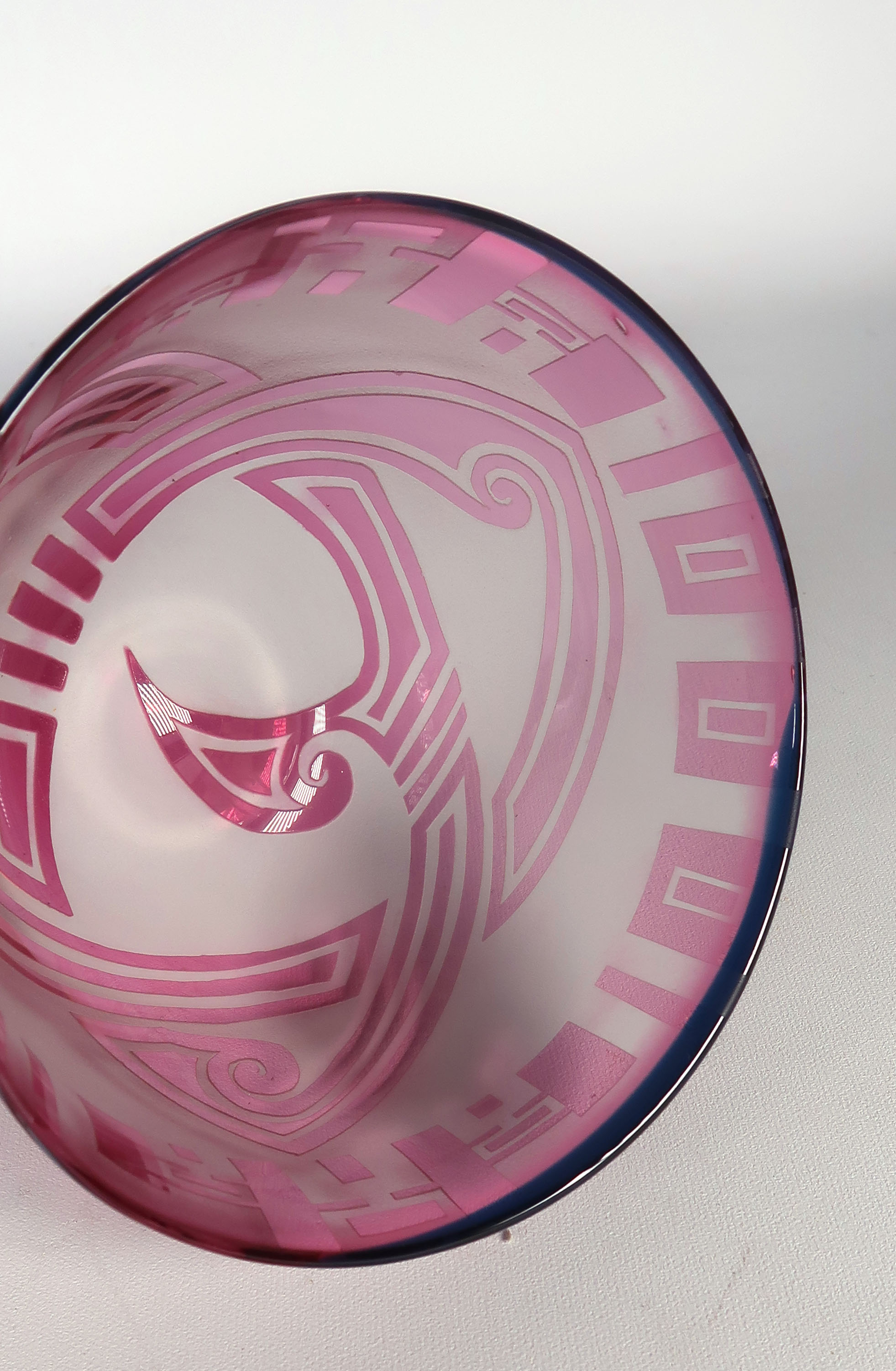 Niet of onleesbaar gesigneerd - Glas, Roze schaal met geometrische patronen kopen? Bied vanaf 1!