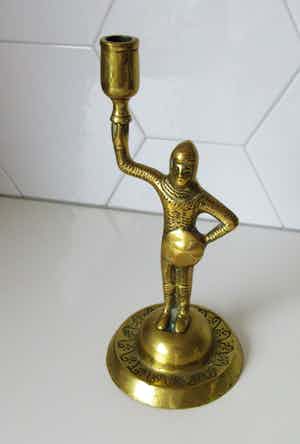 Oude koperen kandelaar staande ridder verkocht voor € 1!