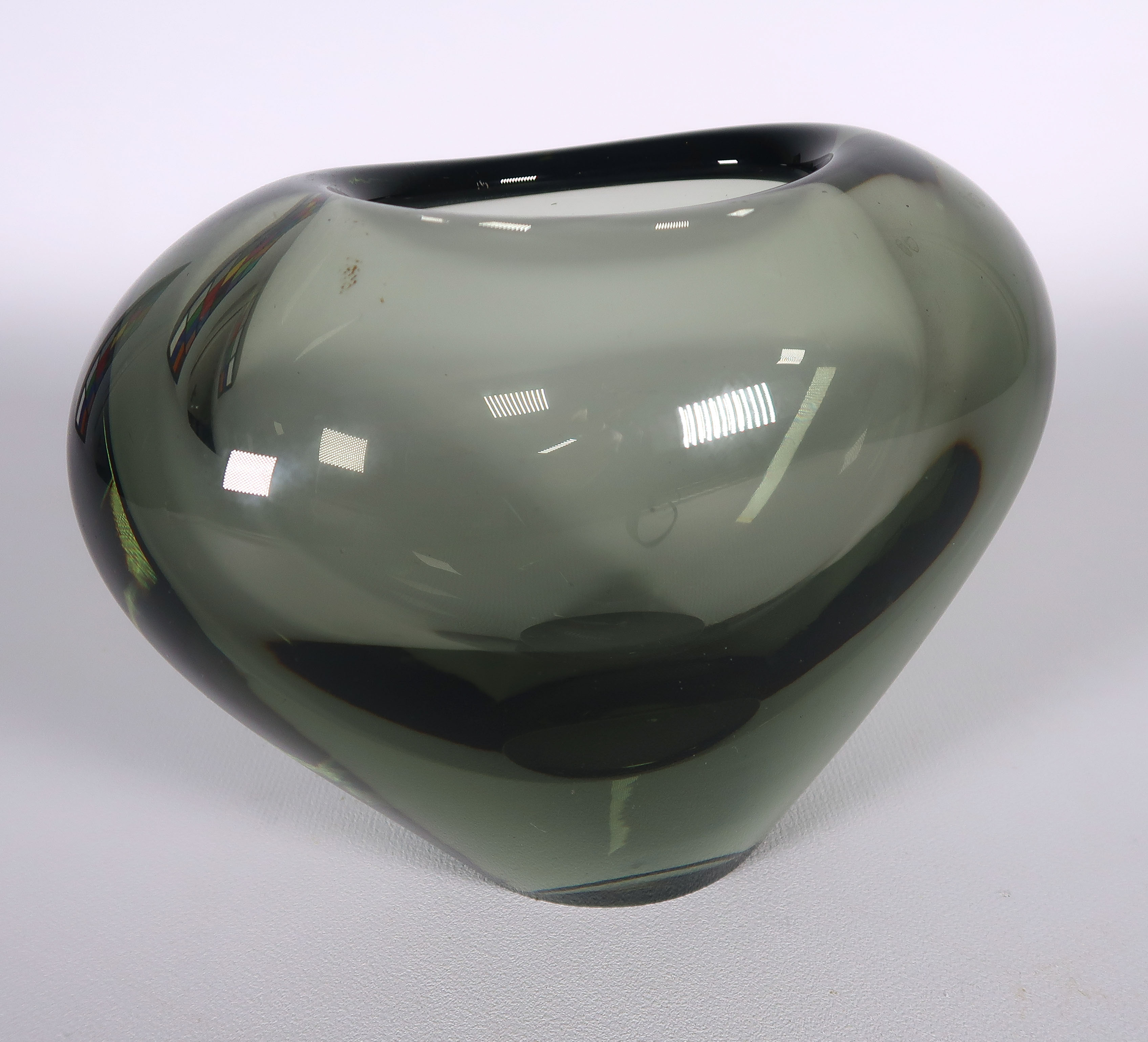 Per Lutken - Kristalglas, Grijsgroen vaasje, uitgevoerd door Holmegaard kopen? Bied vanaf 1!