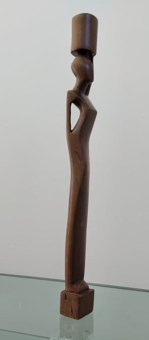 Niet of onleesbaar gesigneerd - groot houten beeld, slanke Afrikaanse dame met pot op het hoofd kopen? Bied vanaf 1!