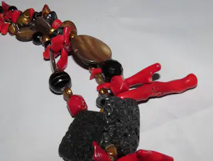 Ketting van koraal, parels, git, rookkwarts, agaath en lavasteen kopen? Bied vanaf 400!