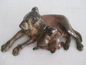 Pierre Chenet - Bronzen beeld van 3 liggende honden kopen? Bied vanaf 60!