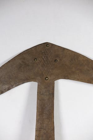 Kota - IJzeren T-vormig werpmes en tevens betaalmiddel met koperen knopjes kopen? Bied vanaf 1!