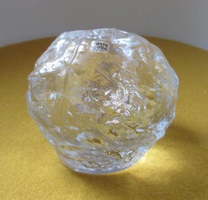 Kosta Boda - Twee Snowball kandelaren waarvan een XL model - ontwerp Ann Warff kopen? Bied vanaf 28!