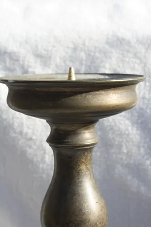 Niet of onleesbaar gesigneerd - Twee Fraaie Oude Bronzen Pen Kandelaars kopen? Bied vanaf 1!