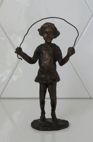 Niet of onleesbaar gesigneerd - Bronzen beeldje meisje met Springtouw kopen? Bied vanaf 10!