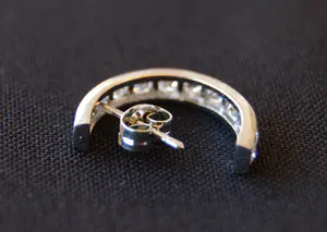 2 Creolen van witgoud met geslepen diamanten kopen? Bied vanaf 300!