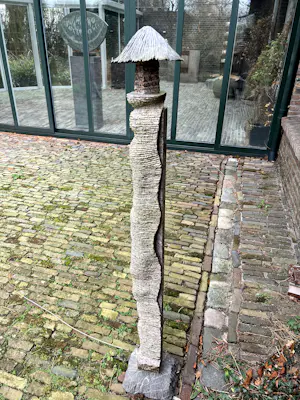 Rainer Fest - Japans huisje uit graniet gehouwen en op dunne granieten sokkel kopen? Bied vanaf 1000!