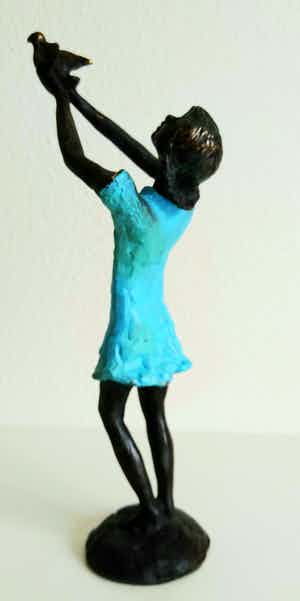 Brons (Onbekend) - meisje in blauwe jurk laat vogel vrij verkocht voor € 1!