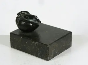 Kiny Copinga - Brons, Vrouwenfiguur op halve appel kopen? Bied vanaf 250!